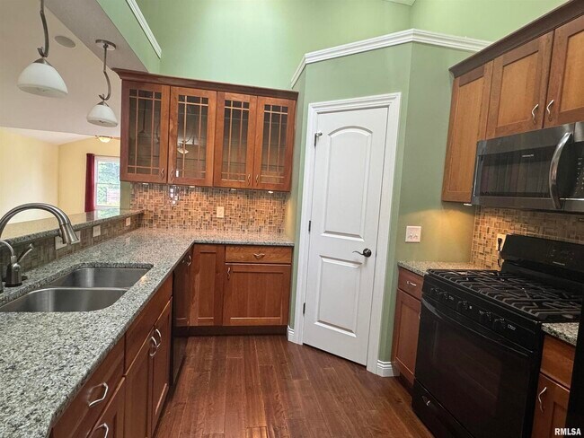 Building Photo - 3011 Belmont Pl