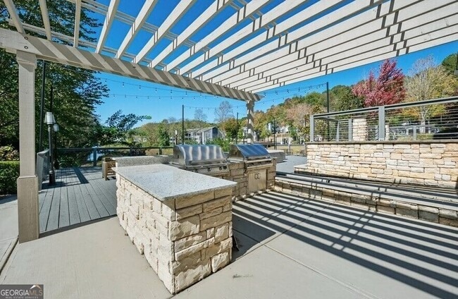 Building Photo - 7600 Roswell Rd