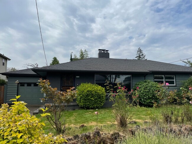 Building Photo - Spacious Mt Scott 3 bedroom house- Fenced backyard- Garage- W/D