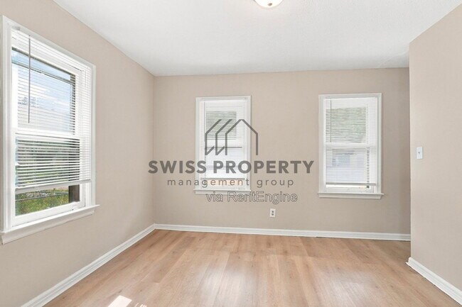 Building Photo - 1590 Vendome Dr S
