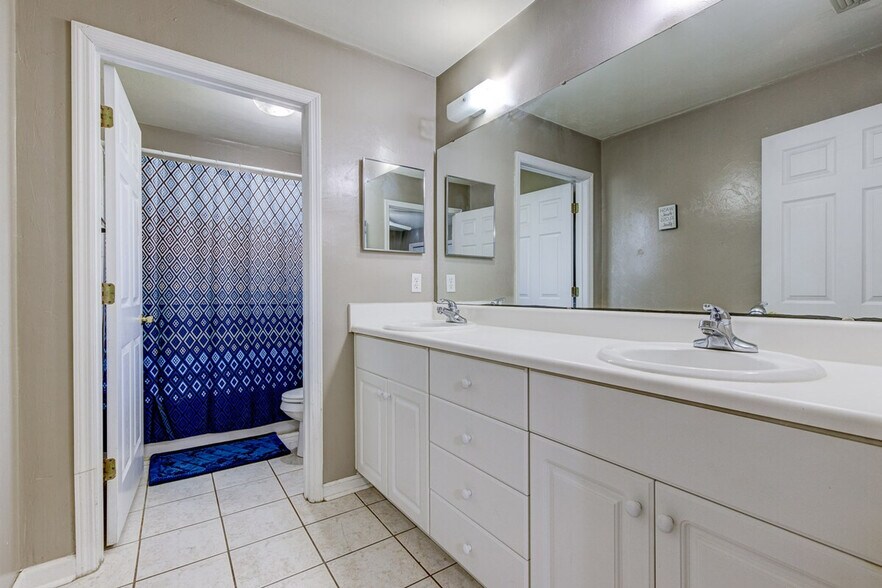 Building Photo - 221 Cactus St