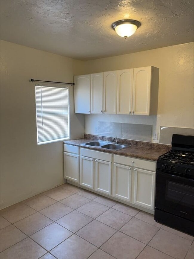 Building Photo - 204 W Kelso St