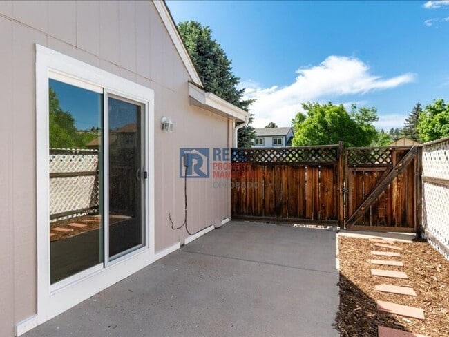 Building Photo - 1424 S Sierra Dr