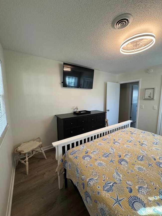 Building Photo - FULLY FURNISHED Wooded Oak Island area  3 Bed/1 Bath