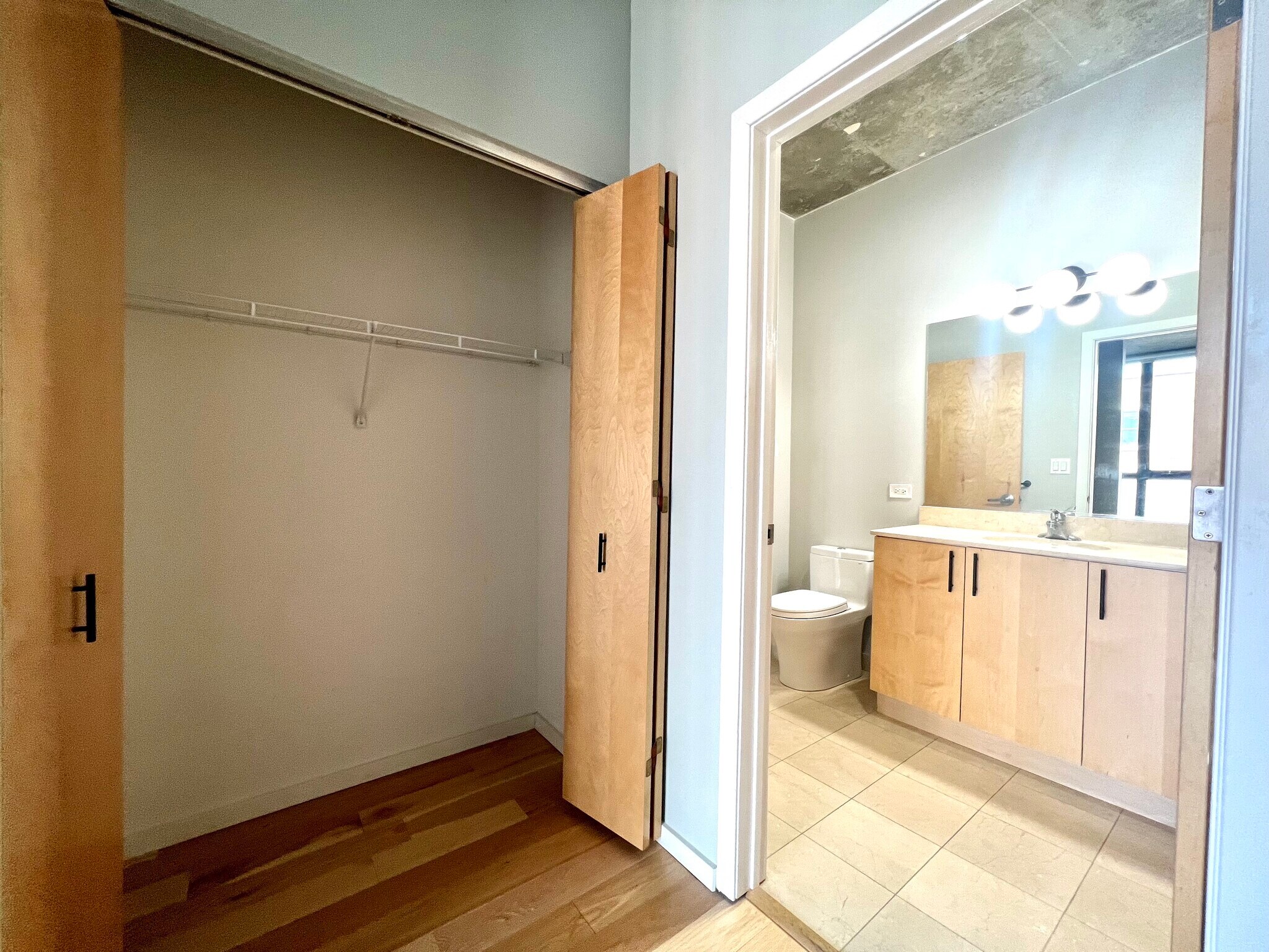 Building Photo - 321 S Sangamon St