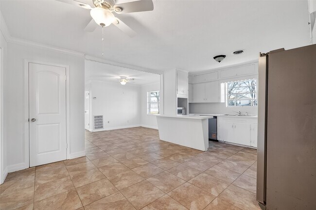 Building Photo - 703 Coryell St