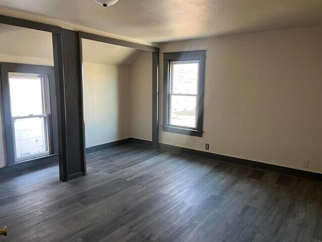 Building Photo - 1027 S Chicago Ave