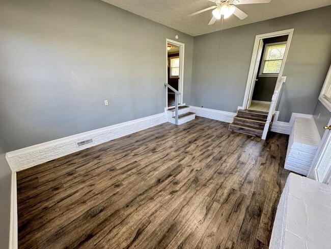 Building Photo - 527 Swanee St