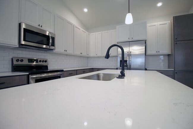 Building Photo - 2206 Rocky Ln