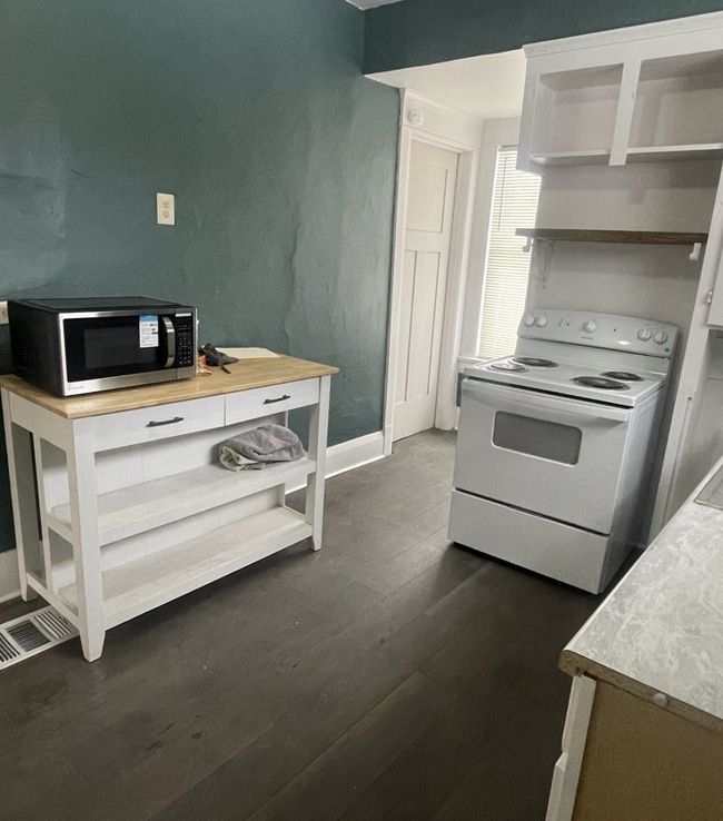 Kitchen - 399 W Warren Ave