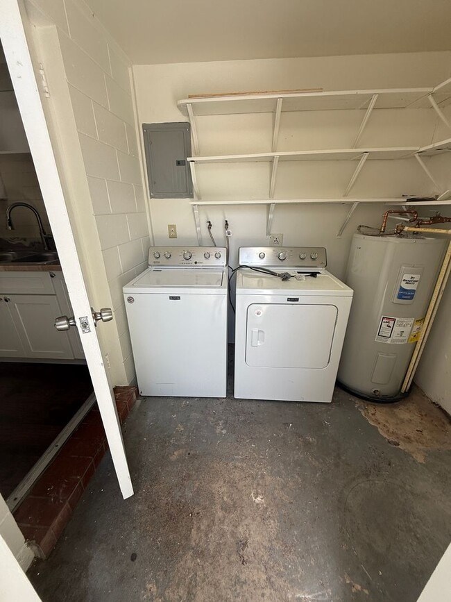 Building Photo - Triplex centrally located in Fort Pierce