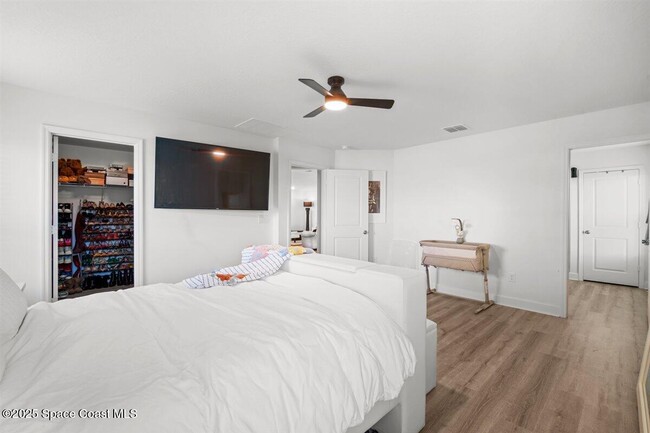 Building Photo - 527 Glaspell Cir SE