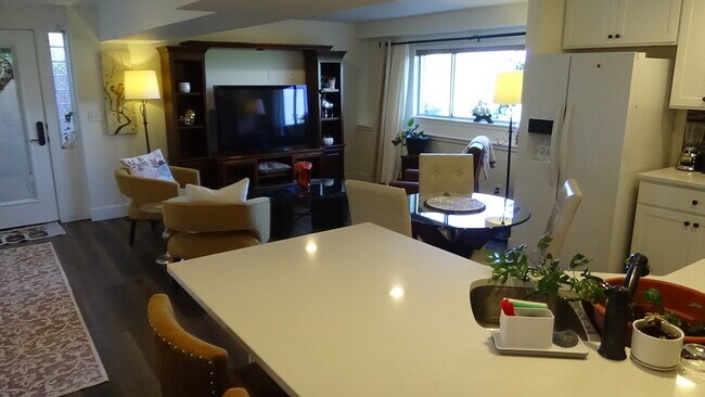 Lots of light - 2480 Chama Ave