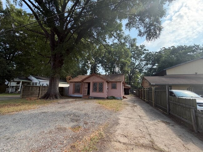 Building Photo - 1103 Florida St