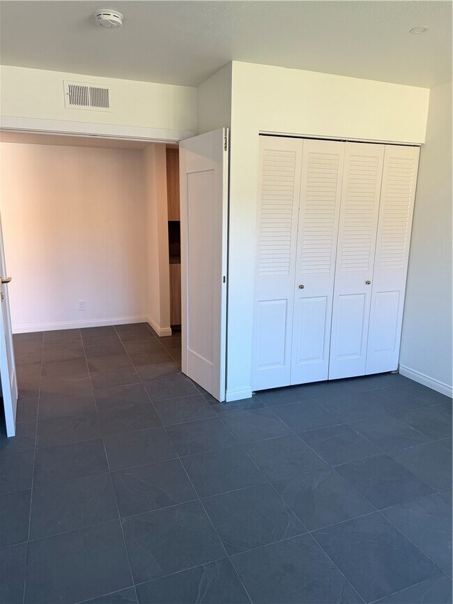 Building Photo - 15999 Via De Las Palmas