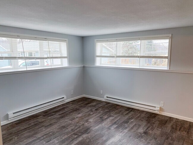 Livingroom - 214 Larch Ave