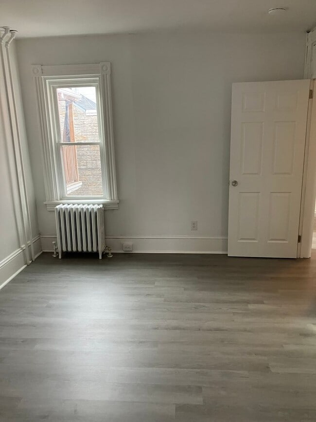 Building Photo - 422 John St