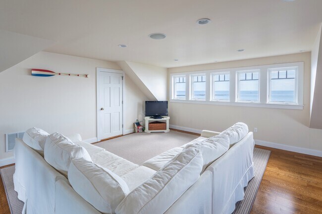 Building Photo - 159 Beach Ave