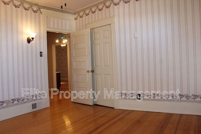 Building Photo - 511 W 13th St