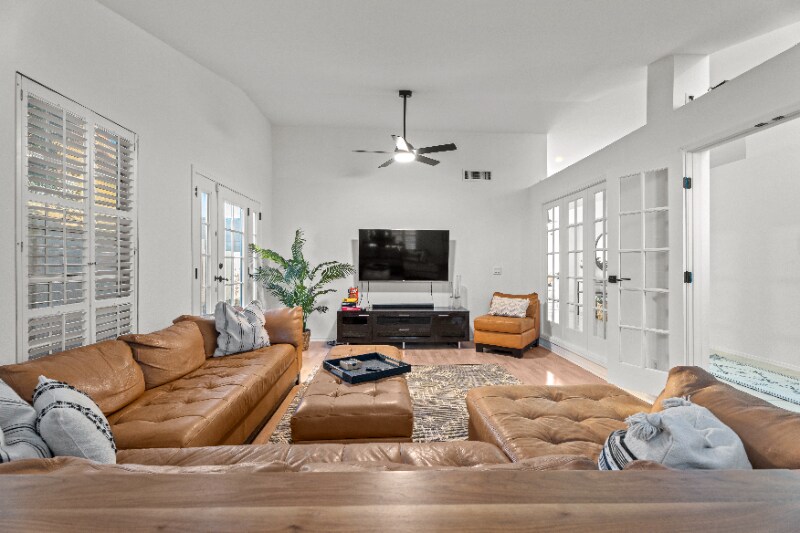 Building Photo - 3001 E Redwood Ln