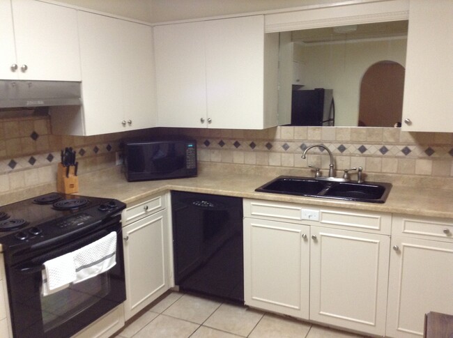 Full Kitchen w/ SS dishwasher - 326 W Concho Ave