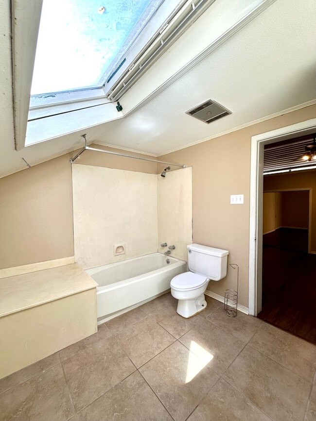 Building Photo - 2BR 2BA Townhome w/ Loft LSU AREA