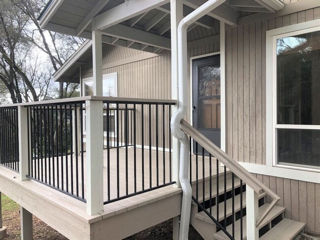 Building Photo - Open Floor plan single story home in beaut...