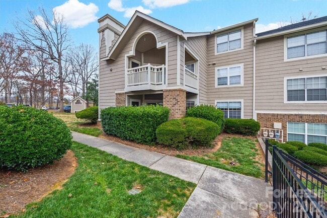 Building Photo - 5003 Sharon Rd