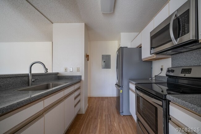 Building Photo - 2 Bedroom 2 Bathroom 2 Assigned Parking in...