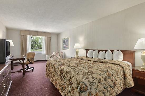 Building Photo - Lorain Studio Suites