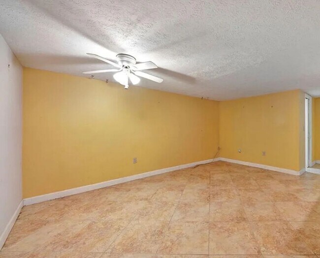 Building Photo - 809 Clifford Dr