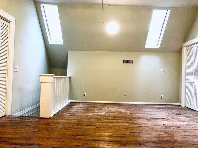 Building Photo - Plum Street-3 bedroom/2 bath home with large rocking chair front porch!