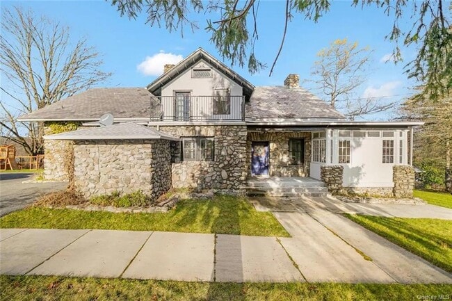 Building Photo - 10 Twin Lakes Rd