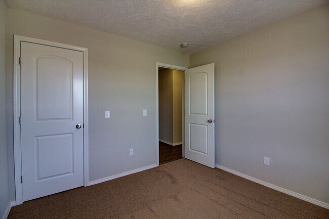 Building Photo - 3 Bedroom in Springfield!