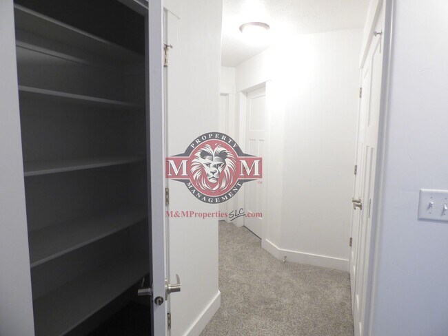Building Photo - Great 3 Bd 2.5 Ba Townhome Rooftop Views