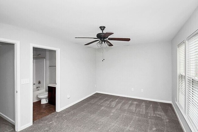 Building Photo - 2BD/2.5BA End Unit Townhome in Blakeney Greens!