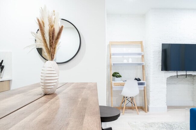 Building Photo - 402 E 11th St