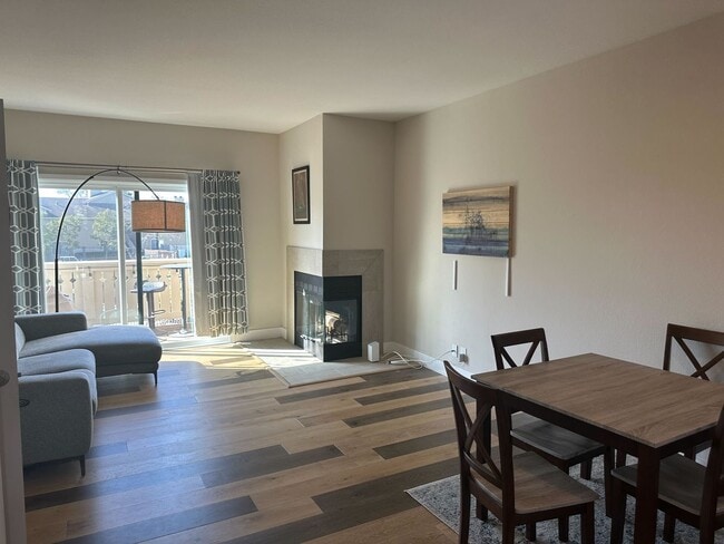Building Photo - 2 bedroom / 2 bath condo - Waterfront Avai...