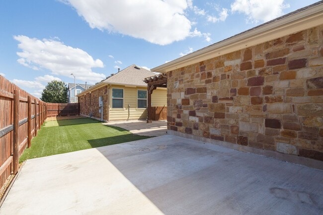 Building Photo - NOW 3 BEDROOM HOME LOCATED IN SAN MARCOS, TX!