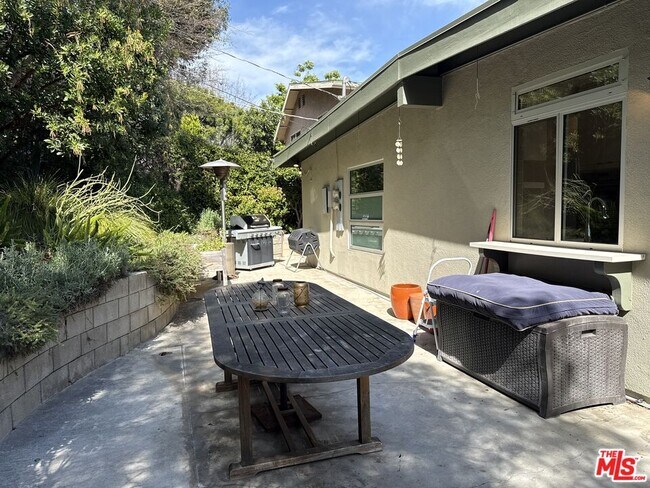 Building Photo - 2243 Silver Ridge Ave