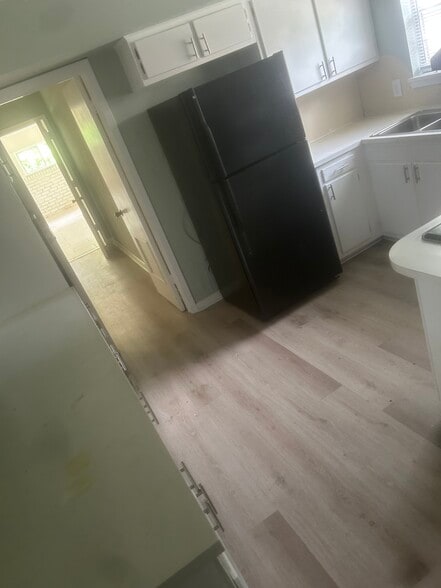 kitchen - 1835 N Alameda Dr