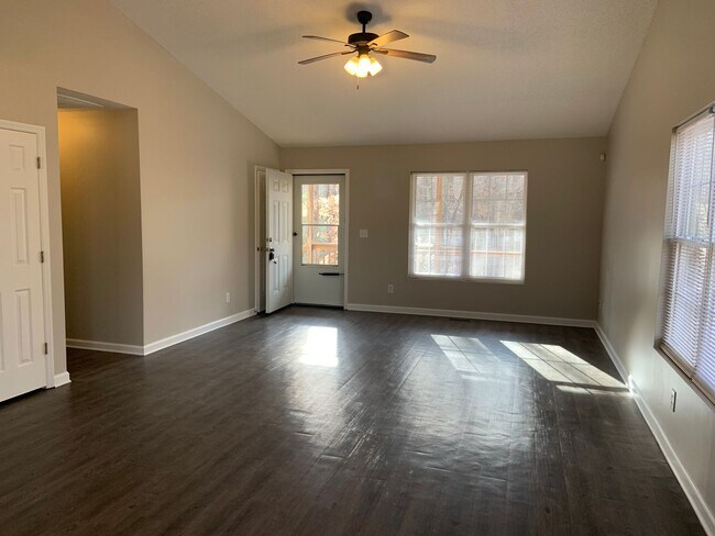 Building Photo - Spacious 3 Bedroom Home with wooded privacy