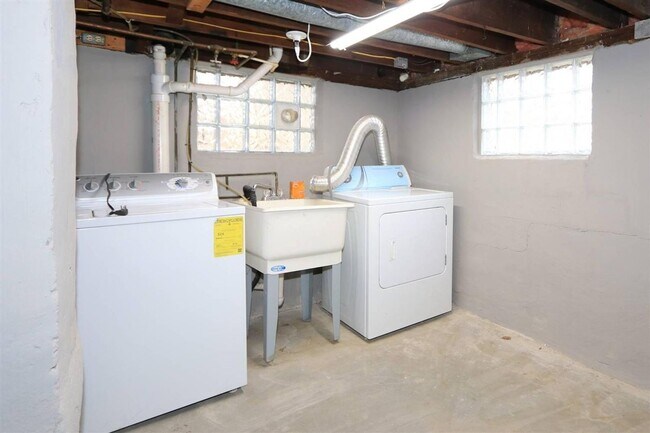Building Photo - Sycamore Twp - Charming 2 bed 1 bath bungalow