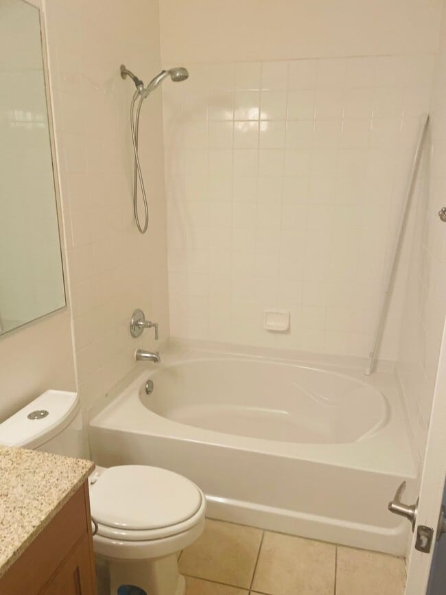 Building Photo - Beautiful North Davis 2bed/2 bath Upstairs...