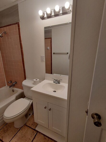 Building Photo - 722 Carter Dr