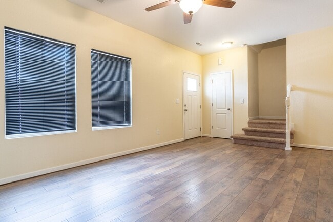 Building Photo - MOVE IN READY 3 Bedroom!