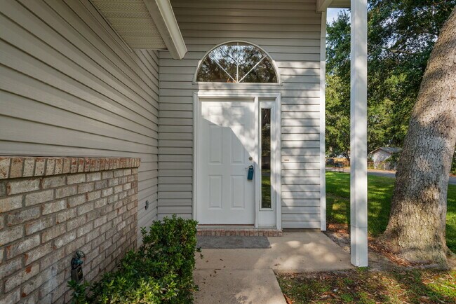 Building Photo - "Charming 2-Bed Townhouse Retreat with 2.5 Baths on Tooke Street!"