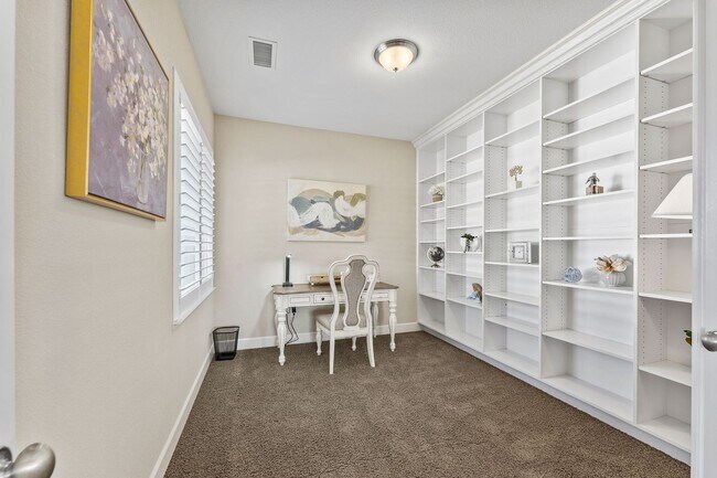 Building Photo - FULLY FURNISHED home available now.