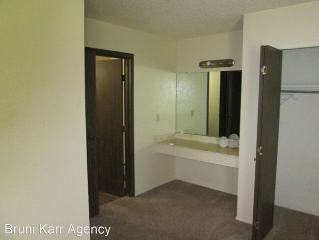 Building Photo - 2 br, 2.5 bath House - 7451 Prairie Rd NE