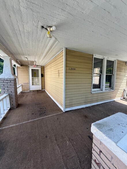 Building Photo - 1344 E Condit St